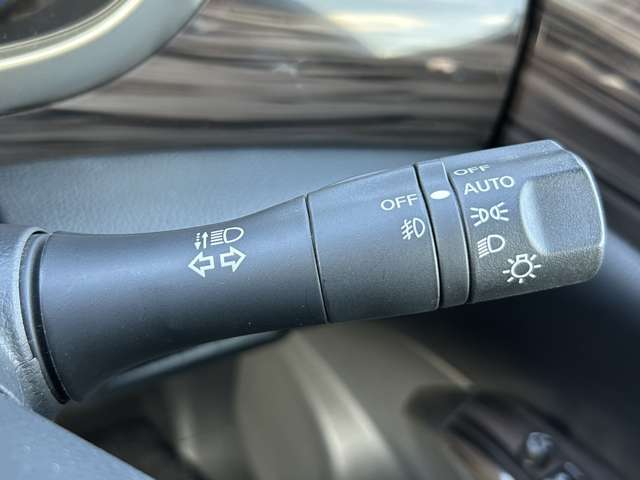 「オートライト」　暗くなると自動でライトが点灯し、安全運転を手助け！