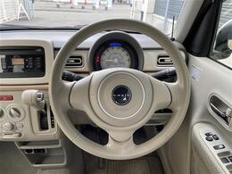 こちらはハンドル周りの写真です。中古車なので、若干の使用感はありますが、破損、不具合等はありません。ユーザー様から買取した車両を、一台一台チェックして問題のない車両を掲載しております。ご安心ください。
