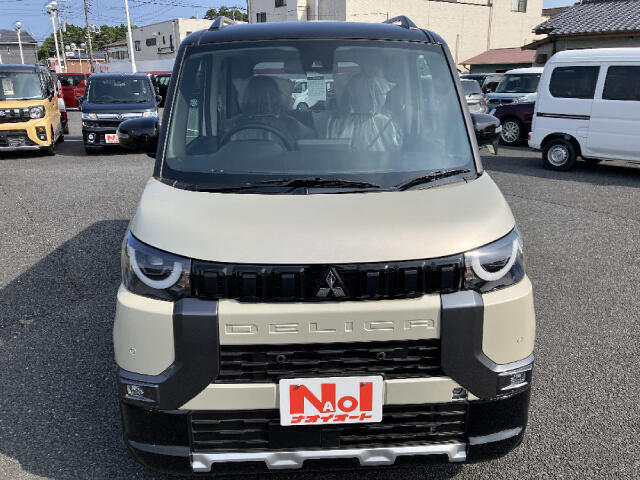 【当店のこだわり】入庫後のお車は選任スタッフによる細部清掃を実施しております。足回り、エンジンルーム、室内、室外を隅々まで綺麗にしております。展示車はピカピカです。全国配送も可能ですのでご相談下さい！