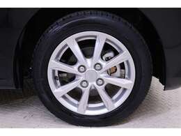 純正アルミは精度が高く、走行安定性・デザイン性ともに優れています。タイヤサイズは155/65R14です。