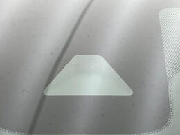 【三菱e-Assist】走行中に前方の車両等を認識し、衝突しそうな時は警報とブレーキで衝突回避と被害軽減をアシスト。より安全にドライブをお楽しみいただけます。