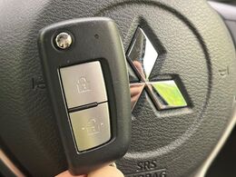 【オペレーションキー】カバンやポケットに入れたままでもドアの施錠・解錠が可能なスマートキーを装備。エンジンのオン・オフ時もカギを取り出す必要が無いからとっても便利です♪