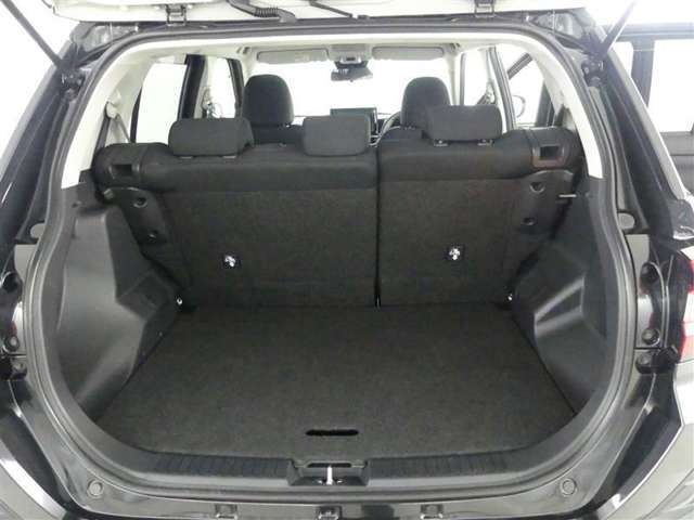 開口部の広いラゲージスペースは、ゴルフバックなどの荷物もラクラク積み込めます。