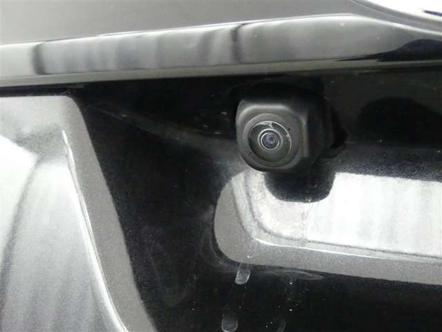 バックカメラが付いているので後方確認が非常にしやすいです。今や運転初心者も熟練者も必須装備！ついていて損はないですね♪