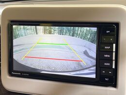 【バックカメラ】駐車時に後方がリアルタイム映像で確認できます。大型商業施設や立体駐車場での駐車時や、夜間のバック時に大活躍！運転スキルに関わらず、今や必須となった装備のひとつです！