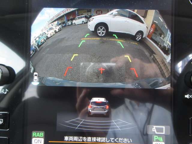 バックが苦手な方は必見！ライン表示付きのバックモニターが障害物を映し出してくれます！