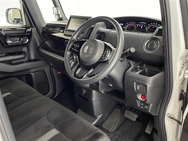 【運転席】座り心地が良いシートなので長時間の運転でも快適にお過ごしいただけます。新品のフロアマットのご注文も可能です。掲載箇所以外にご希望の写真がございましたらお気軽にお問い合わせ下さい。