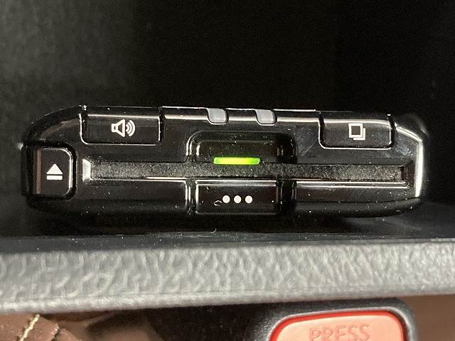 【ETC車載器】を装備しておりますので、ご納車直後からの遠距離ドライブも可能です。土日の利用料金の割引や、朝夕の通行料金を割引料金で高速道路をお楽しみいただけます。