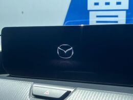 【マツダコネクトナビ】車内の雰囲気にマッチした一体型タイプのナビ。各種車輌設定やBluetooth再生等、様々な機能が楽しめます。直感的なダイヤル操作が可能で、使い勝手も良好です。