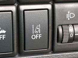 【車線逸脱抑制機能】高速道路走行時、車線からはみ出しそうな時にステアリングを制御し車線内を走行する様にアシスト。より安全な運転をサポートしてくれます！