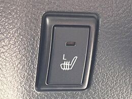 【シートヒーター】寒い日に重宝するシートヒーター！エアコンより早く温まってくれるので寒がりの人も安心ですね♪エアコンの温風は乾燥するから苦手、という方にもをおすすめです。