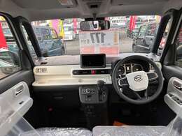 前席画像です。室内空間広々！運転し易いお車です。