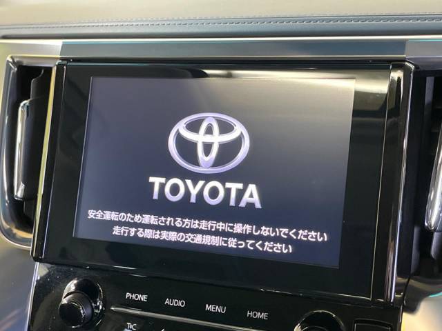 【純正9型メモリナビ】インテリアに溶け込むスタイリッシュな「専用設計」メーカーナビを装備♪視認性や操作性など基本性能にも優れ、より上質なカーライフをお楽しみいただけます。