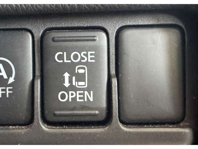 スライドドアは運転席のスイッチからも開閉可能です。