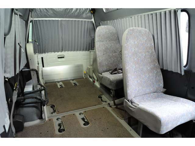 1人掛けリクライニングシート、車いす乗車2台可能、固定装置、収納装置、アコーデオンカーテン