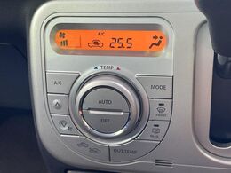 【オートエアコン】一度お好みの温度に設定すれば、車内の温度を検知し風量や温度を自動で調整。暑い…寒い…と何度もスイッチ操作をする必要はありません。快適な車内空間には必須の機能ですね♪