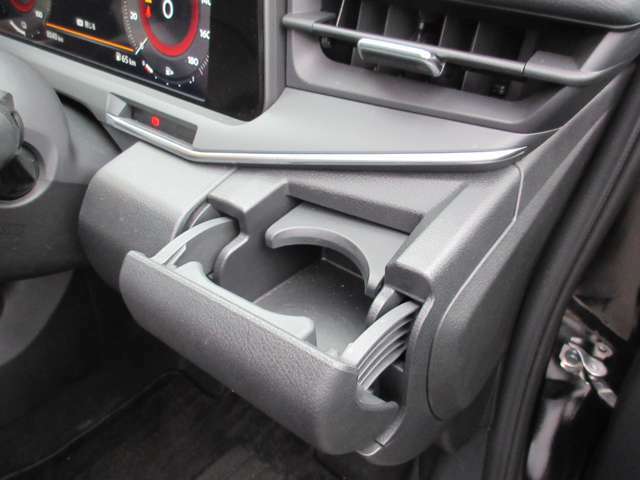 運転席・助手席のエアコンの吹き出し前にはカップホルダーが装備されております！その他の収納箇所も多いので車内をスッキリさせられます☆