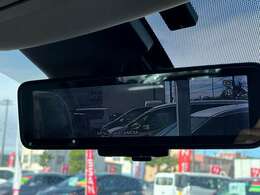 スマートルーミミラー。車両後方のカメラ映像をミラ-面に映し出して、いつでもクリアな後方視界を確保します。