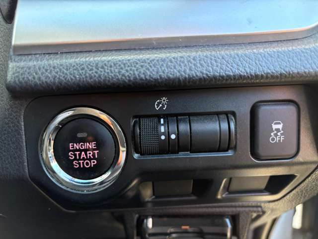 発進時や駐車時はスイッチ一つでエンジン始動・ストップが可能です。