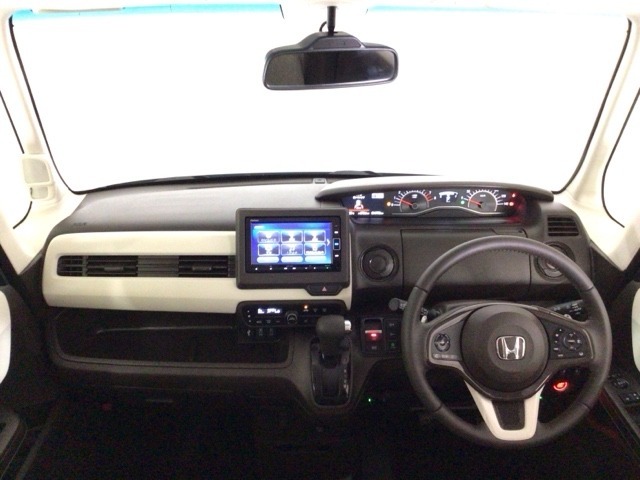 【前方視界】開放的な前方視界！運転がしやすく疲れにくいです♪窓が大きく、見通しがとっても良いおクルマですよ♪