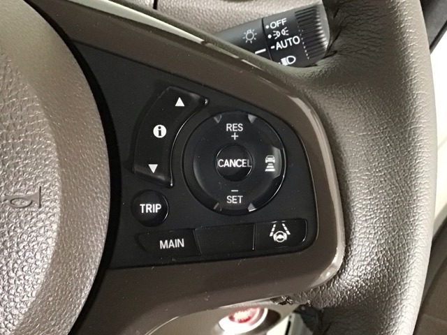 【アダプティブ・クルーズ・コントロール】予め設定した車速内でクルマが自動的に加減速。 前走車との適切な車間距離を維持しながら追従走行し、高速道路でのドライバーの疲労を軽減してくれる嬉しい機能付♪