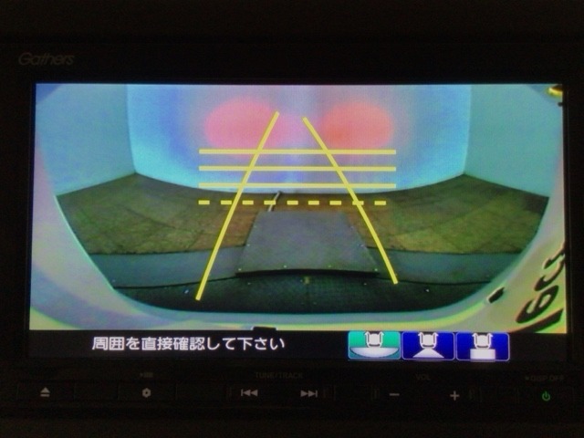 【バックカメラ】運転が苦手な方も車庫入れラクラクです！ギアをリバースに入れれば自動的に切り換わりますので、面倒な操作は不要です♪狭い駐車場もお車を傷つけず安心ですね！