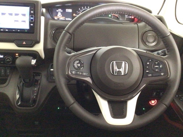 【ハンドル】運転にかかわる様々な操作を安全に行えるように視点移動が少なく操作性に配慮されたスイッチ類が凝縮されたコックピットです。