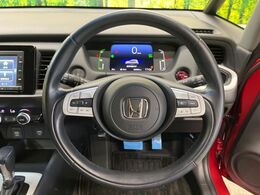 【ホンダセンシング】衝突軽減ブレーキ、車線逸脱抑制、誤発進抑制機能などの予防安全機能をセットで装備。さらにアダプティブクルーズコントロール、オートハイビーム機能が快適なドライブをアシストします。