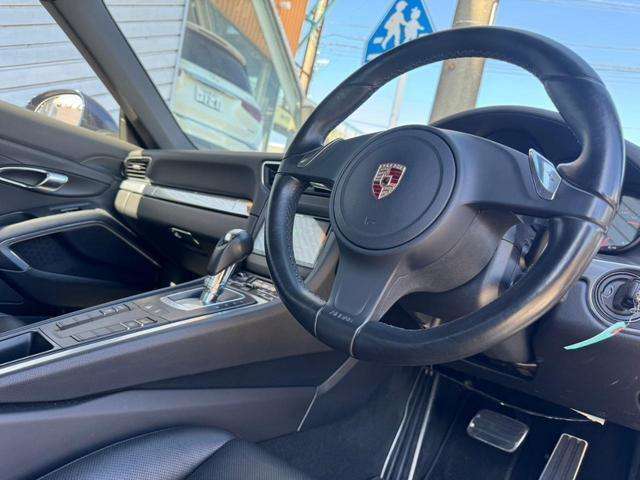 パドルスイッチが装備されたスポーツステアリングがオプションで装備。