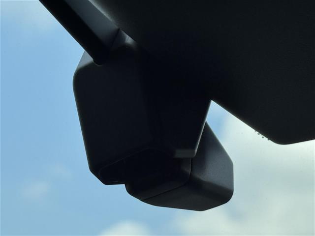 【ドライブレコーダー】映像・音声などを記録する自動車用の車載装置が装備されています！ もしもの事故の際の記録はもちろん、旅行の際の思い出としてドライブの映像を楽しむことができます。