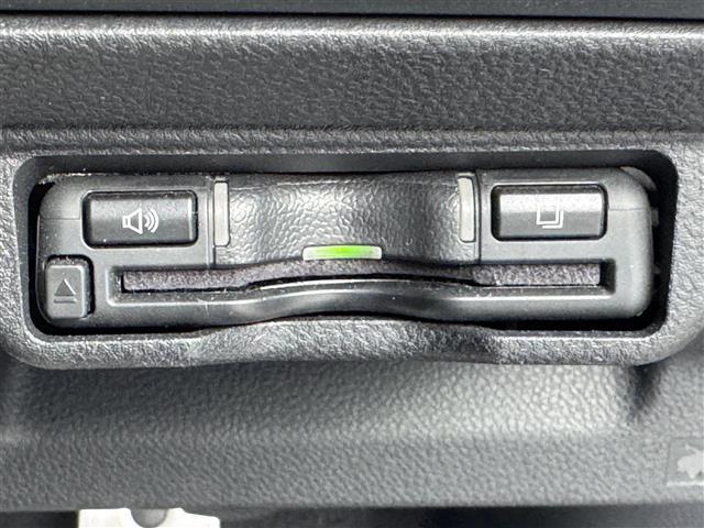 【ETC】有料道路を利用する際に料金所で停止することなく通過できる、ETC車載器（ノンストップ自動料金収受システム機器）が装備されています。セットアップを行うことで利用可能になります。
