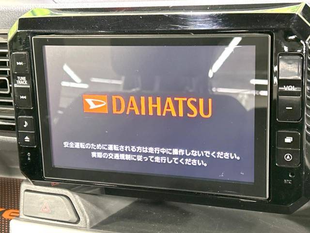 【大画面ナビ】人気の大型8インチナビを装備。存在感のある大画面はインパクト大！ナビ利用時のマップ表示は見やすく、テレビやDVDは臨場感がアップ！いつものドライブがグッと楽しくなります♪