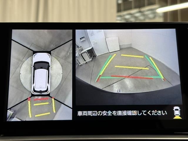 パノラミックビューモニターシステムが付いているので車の上から見た映像が確認できますよ。　一目で車両周辺の情報を確認できますが、直接安全をご確認下さい。