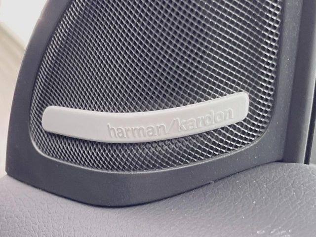 ●harman/kardonサウンドシステム：オーディオ専門メーカーが手掛けるプレミアムスピーカーを装備。多数のスピーカーから、音の粒立ちまで分かる高品質な音楽をお楽しみいただけます。