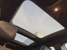 ●パノラミックスライディングルーフ：：大迫力のパノラマルーフは、後部座席にまで続いており、開放的な空間をお楽しみいただけます。