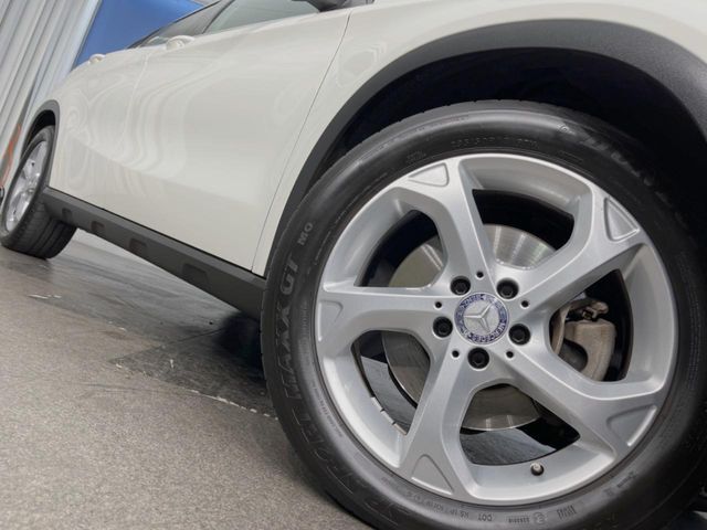 ●純正18インチアルミホイール：輸入車ならではの卓越した走りを支えるホイールと足回りです！日本車の走りに慣れている方にもぜひ体感して頂きたいほど、高いレベルでまとまっています！