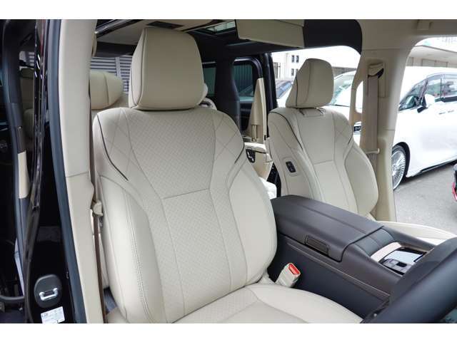 運転席：ニュートラルベージュ・プレミアムナッパーレザーシート・メモリー付きパワーシート・シートベンチレーション（Hot＆Cool）