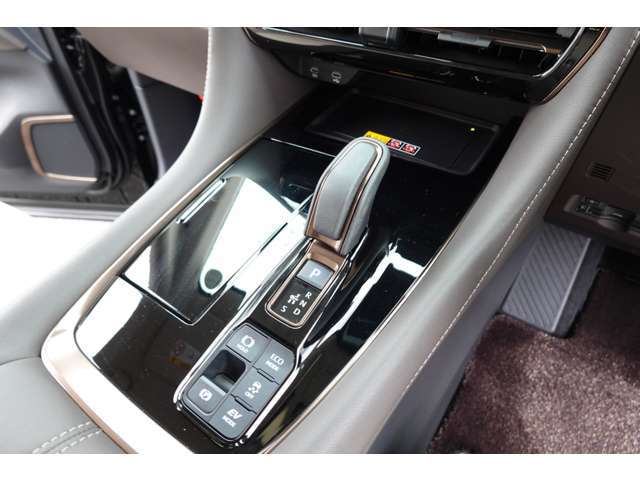 電動パーキングブレーキ・ブレーキホールド機能・EV＆エコモードスイッチ。