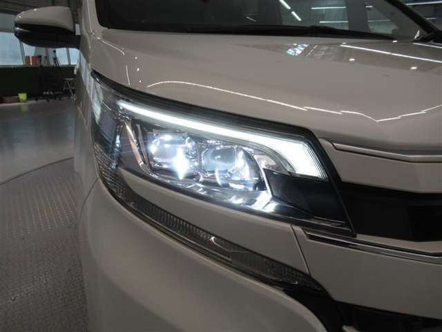 LEDヘッドライトです。デザイン性がよくとても明るいので、夜間の走行や悪天候でも安心です。しかも長寿命！