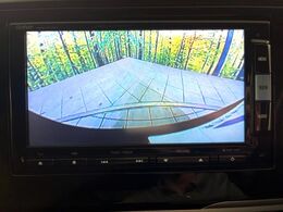 【バックカメラ】駐車時に後方がリアルタイム映像で確認できます。大型商業施設や立体駐車場での駐車時や、夜間のバック時に大活躍！運転スキルに関わらず、今や必須となった装備のひとつです！