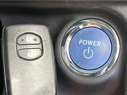 【スマートキー】カバンやポケットに入れたままでもドアの施錠・解錠が可能なスマートキーを装備。エンジンのオン・オフ時もカギを取り出す必要が無いからとっても便利です♪