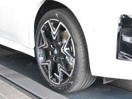 保証に関しましては全国どこのディーラーでもご使用いただける認定中古車保証が付きます。アフターメンテナンスもお近くのディーラーにて行うことができますので安心してお乗りいただけます。