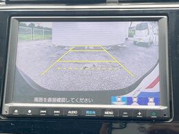 【バックカメラ】駐車時に後方がリアルタイム映像で確認できます。大型商業施設や立体駐車場での駐車時や、夜間のバック時に大活躍！運転スキルに関わらず、今や必須となった装備のひとつです！