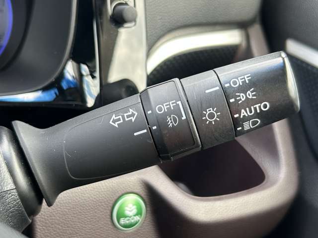 「オートライト」　暗くなると自動でライトが点灯し、安全運転を手助け！