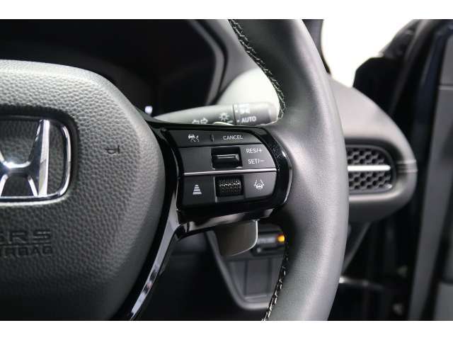 Hondaセンシングの機能のひとつ、アダプティブクルーズコントロール付！アクセルから足を離しても設定したスピードと前車との車間を保ち走行してくれます！車線維持もアシスト☆高速道路で疲労軽減ですね☆