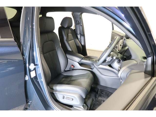 すわり心地の良い運転席・助手席です。電動シートなので長時間のドライブの疲れ軽減に貢献します。どうぞ快適なドライブを♪
