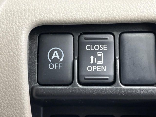 【両側スライドドア】駐車場で隣の車との間隔が狭く乗りにくい時、スライドドアなら安心！ドアオープン時も幅を取らず、開口部が広いので乗り降りがとっても簡単です。大きな荷物の出し入れも後席から可能♪