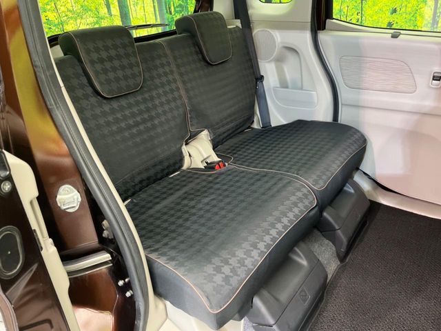 後部座席も気になるようなキズ・汚れやへたり等、大きなダメージはなく、良好な状態です。