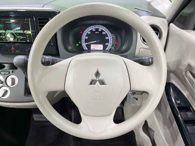 インテリアに合わせたデザインのステアリングは、運転される方のことも考え、運転しやすい形状、大きさです。是非一度、実際に触ってお確かめください。