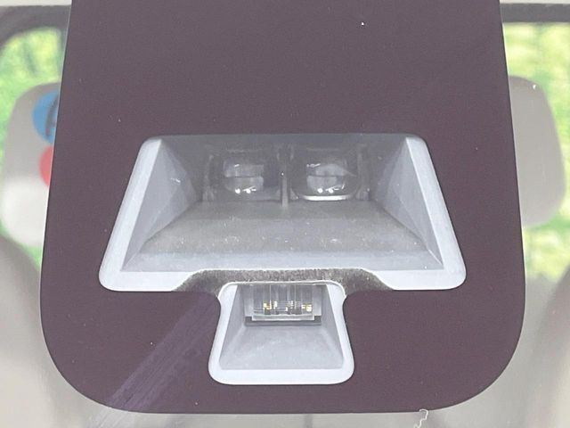 【三菱e-Assist】走行中に前方の車両等を認識し、衝突しそうな時は警報とブレーキで衝突回避と被害軽減をアシスト。より安全にドライブをお楽しみいただけます。